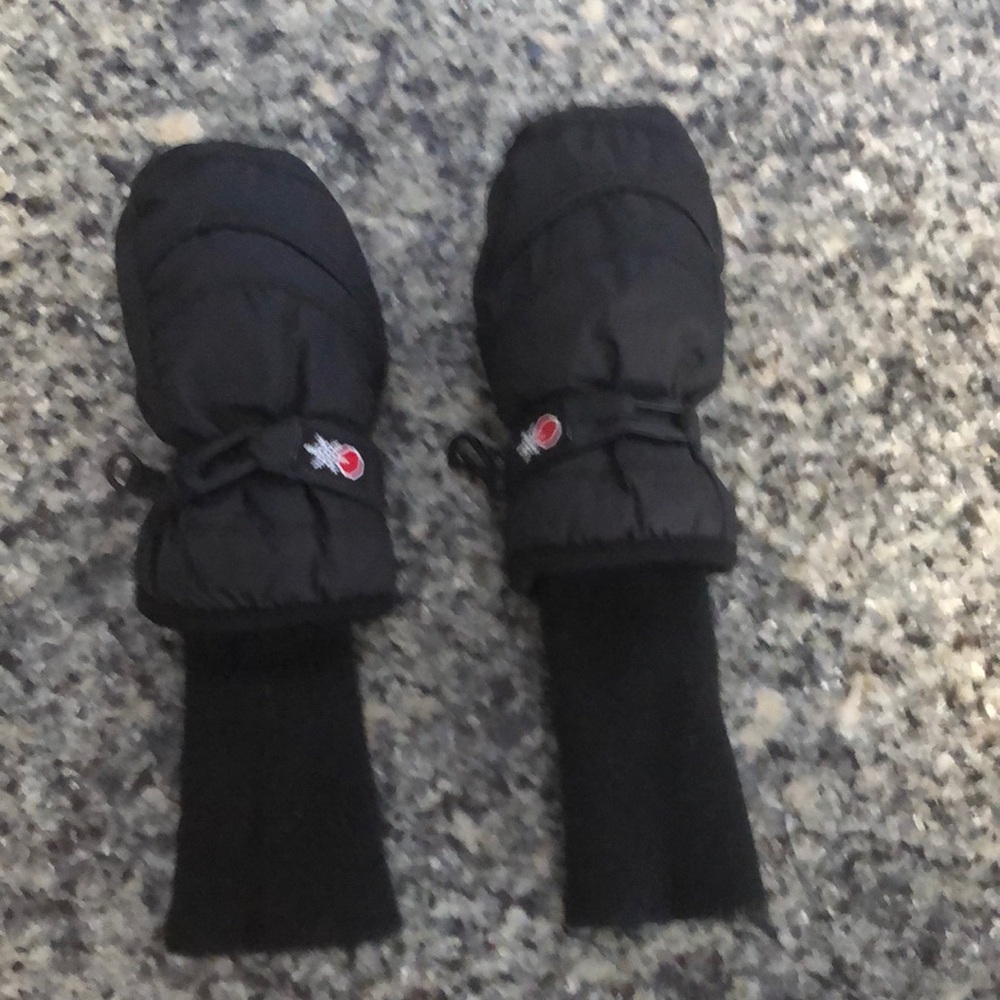 Kids snow stoppers size medium, black mittens